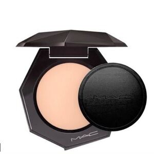 MAC Cosmetics Medium Plus Powder